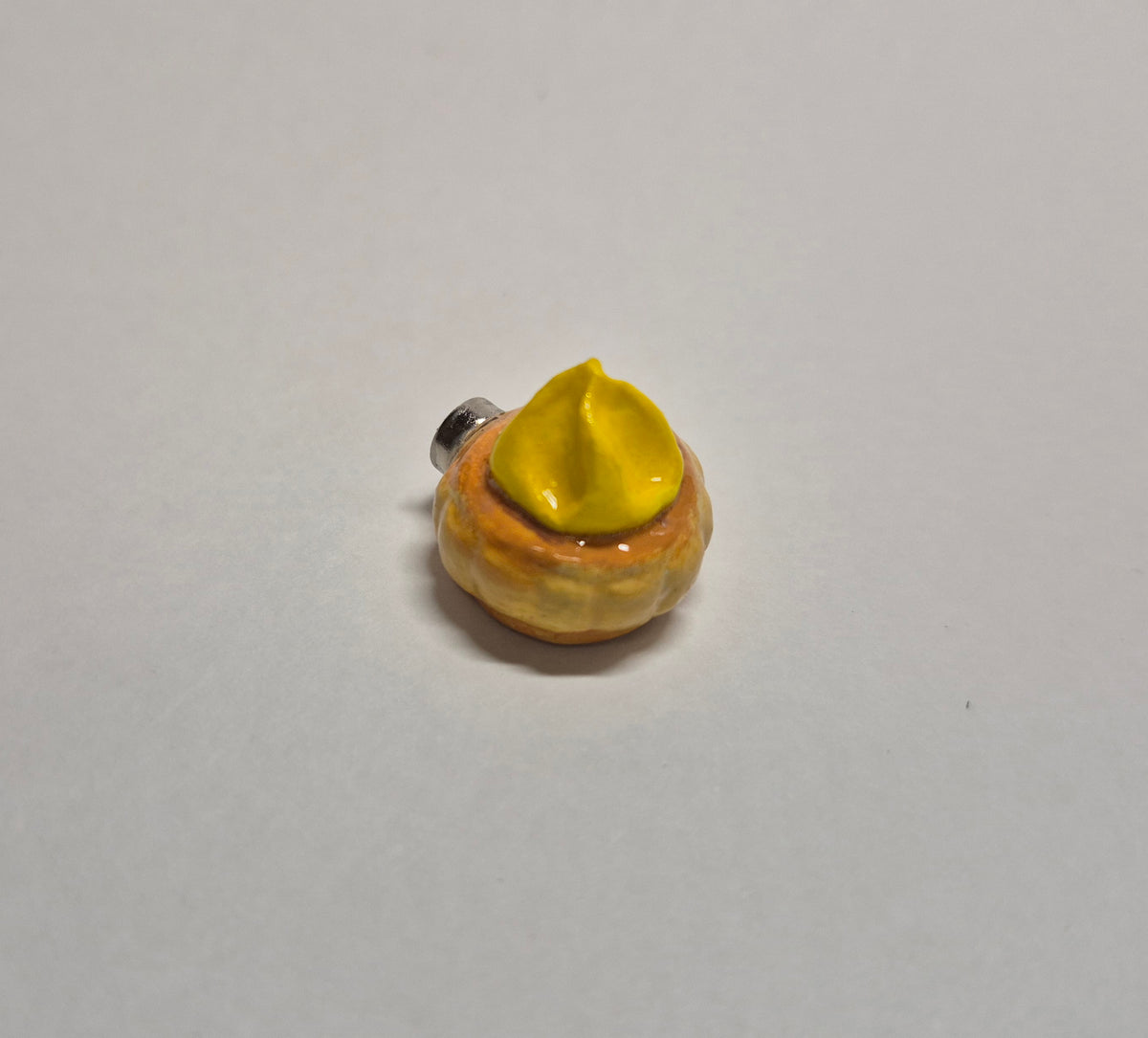 Iced gem magnet (lighter shade)