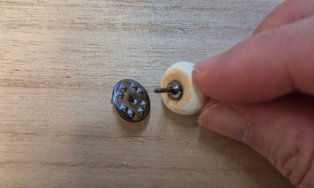 Small mantou biscuit (小馒头) magnet/pin